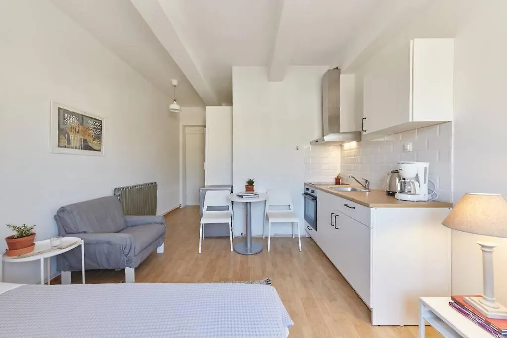 Bright Lovely Central Studio In Thessaloniki-1