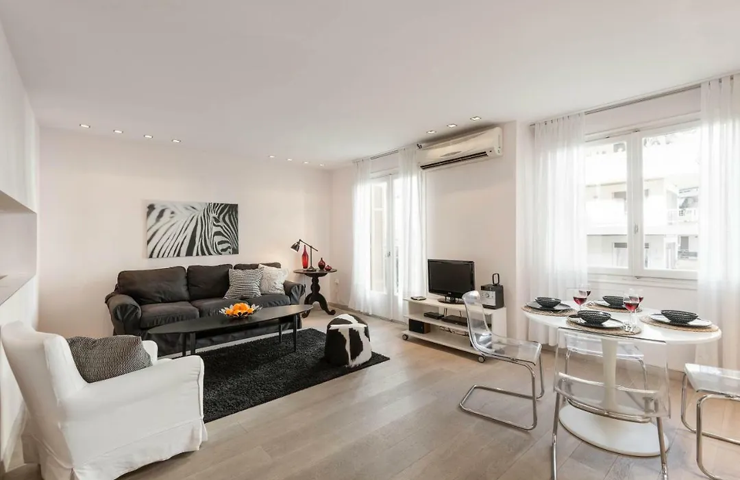 Stylish White 4 Ppl Apartment In City Center-1