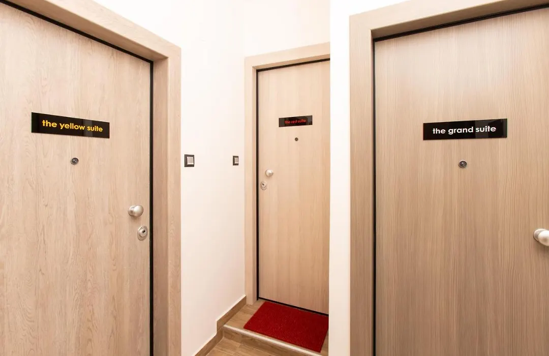 Downtown Luxury Boutique Suites : The Red Suite-1