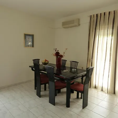 Stella'S Apartment, Trilofos-3