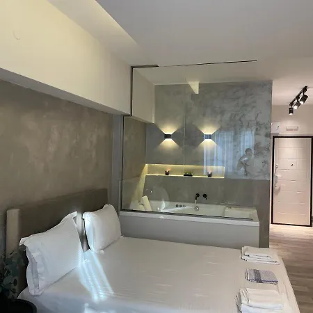 Jacuzzi Suite Ladadika-3
