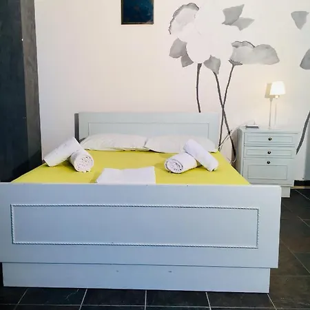 Esther Isimeriahomz-2
