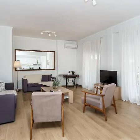 Spacious Family Apartment With Large Terrace - City Center, Quiet Area-3