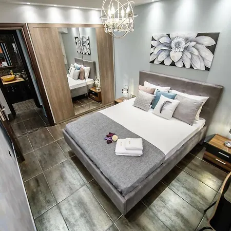 One Of A Kind Luxury Apartment In City Center Near Helexpo-3